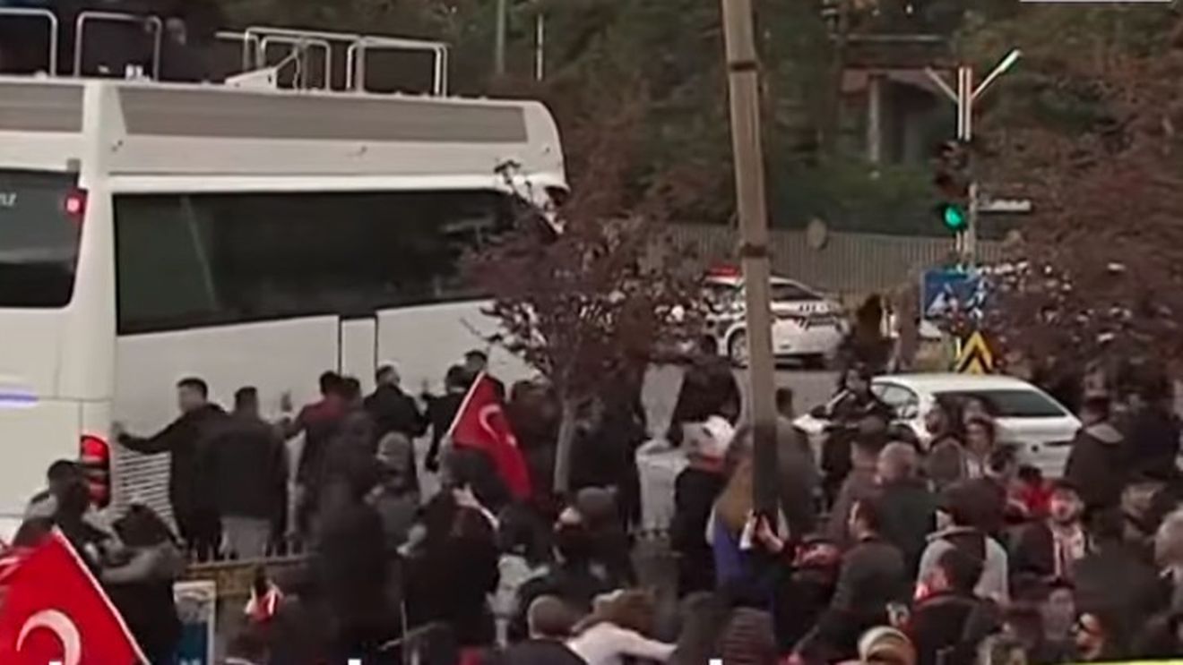 VIDEO Autobuzul de campanie al primarului din Istanbul, figură de frunte a opoziţiei preşedintelui Recep Tayyip Erdogan, a fost atacat cu pietre/ Poliţia a folosit tunuri cu apă