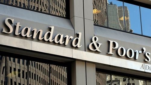 S&P a menținut perspectiva stabilă a ratingului României. Agenția a renunțat la înrăutățirea acesteia la negativ, convinsă de Guvern că va modifica taxa pe active bancare