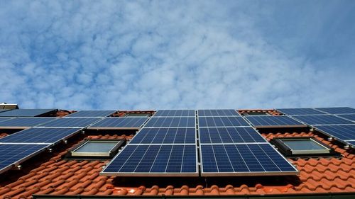 Peste 10.400 de familii din România îşi vor putea instala panouri fotovoltaice şi sisteme de stocare a energiei / AFM continuă aprobarea dosarelor din cadrul Programului Casa Verde Fotovoltaice