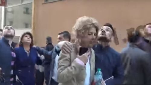 VIDEO "Nu pot să ies!" Rovana Plumb, stupefiată de corul de huiduieli de care a avut parte. Plumb și Carmen Avram au ieșit cu greu din mulțime, în jurul lor s-a făcut scut uman din civili și jandarmi