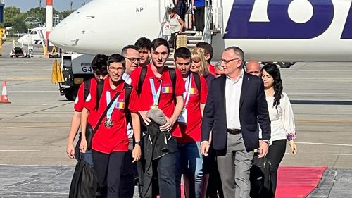 Lotul României de Matematică s-a întors în țară / Ministrul Cîmpeanu: Aceşti copii minunaţi au reuşit cea mai bună performanţă românească în Matematică, în secolul XXI, obţinând două medalii de aur şi patru medalii de argint