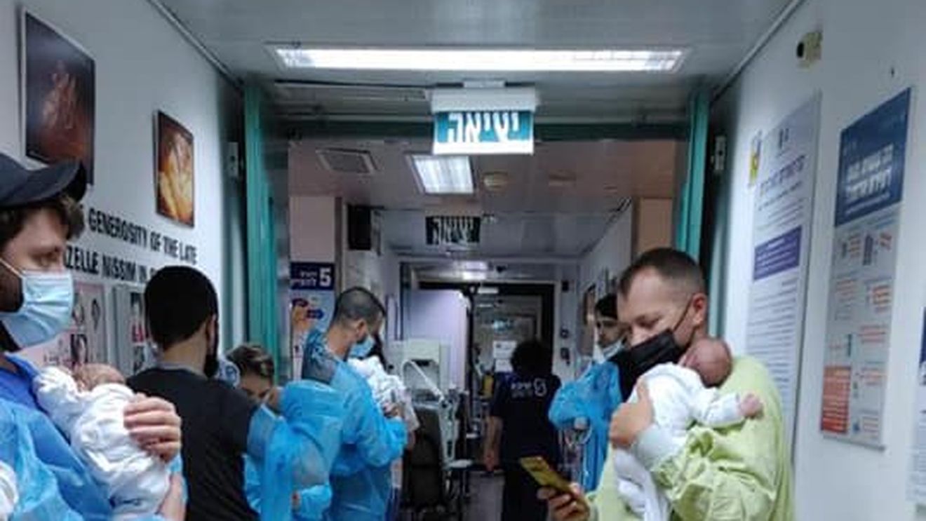 În cazul fetițelor încurcate la externarea din maternitatea Ploiești, Comisia de disciplină i-a aplicat unei asistente medicale tăierea salariului cu 10% timp de 3 luni. Ancheta continuă