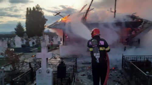 FOTO Biserică din municipiul Râmnicu Vâlcea, arsă într-un incendiu / Biserica era monument istoric, construită în 1746