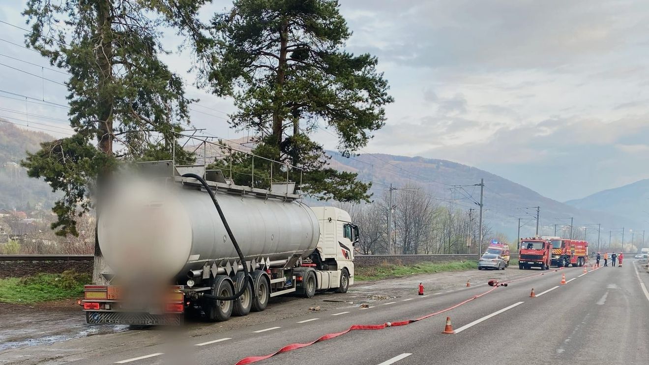 VIDEO UPDATE S-a finalizat intervenția ISU pe DN1, la Comarnic, după ce a curs acid sulfuric dintr-o cisternă /  / Traficul e în continuare blocat / 28 de persoane au fost evacuate în timpul transferului încărcăturii într-o altă cisternă