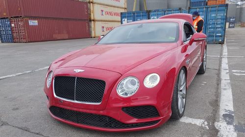 VIDEO Un Bentley și un Range Rover aduse din Dubai, sechestrate în Portul Constanța pentru că valoarea declarată ar fi fost mult mai mică