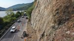 Încă o mașină lovită de bolovani căzuți pe Valea Oltului, la o zi după tragedia de la Lazaret / ”În spatele nostru era un motociclist și nu știu sigur dacă a fost lovit” / „Mă tem foarte mult”