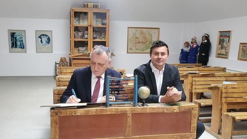 EXCLUSIV Noul președinte al Agenției care acreditează școlile va fi Silviu Iordache. Fost manechin de lenjerie intimă pentru Botezatu, fondator Pro România Iași, director al Casei Corpului Didactic, și-a pus în CV că a organizat nouă ani „Balul Bobocilor”