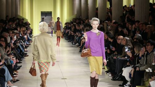 Miu Miu la Paris Fashion Week : între nostalgie vintage și revoluția feminității moderne
