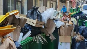 FOTO Cum arată Parisul după 10 zile de grevă a gunoierilor, în timp ce reforma pensiilor se discută cu ușile închise/ Guvernul dă vina pe primarul capitalei pentru „responsabilitatea politică” a situației