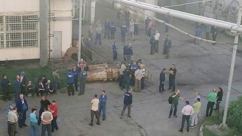 Protest spontan la Termocentrala Mintia, în judeţul Hunedoara. Aproape 100 de angajaţi îşi cer drepturile restante de patru luni