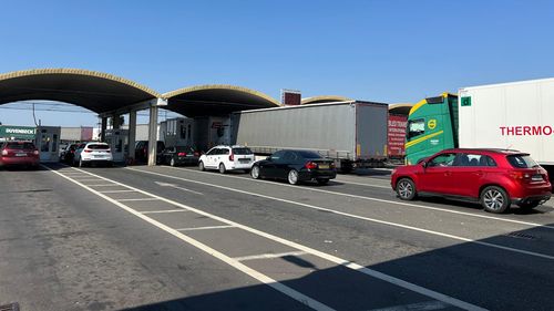 VIDEO FOTO Cozi de TIR-uri de 5 kilometri pe podul Giurgiu-Ruse / Timpul de așteptare este de 4-5 ore / Traficul este afectat din cauza lucrărilor de la pod