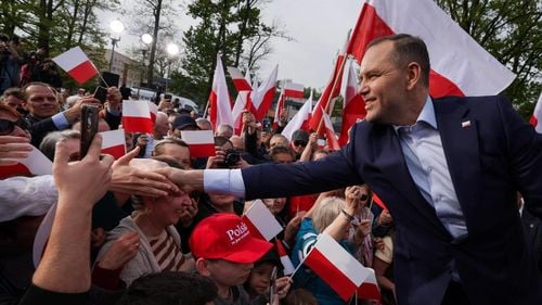 Scheletele din dulapul lui Nawrocki nu reușesc să-i afecteze șansele de a câștiga președinția Poloniei (Politico)