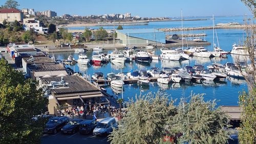 Portul Tomis din Constanța, care adăpostește zeci de terase și restaurante, poate rămâne până în 2040 la firma care l-a administrat încă de pe vremea fostului primar Radu Mazăre / Decizia instanței nu e definitivă