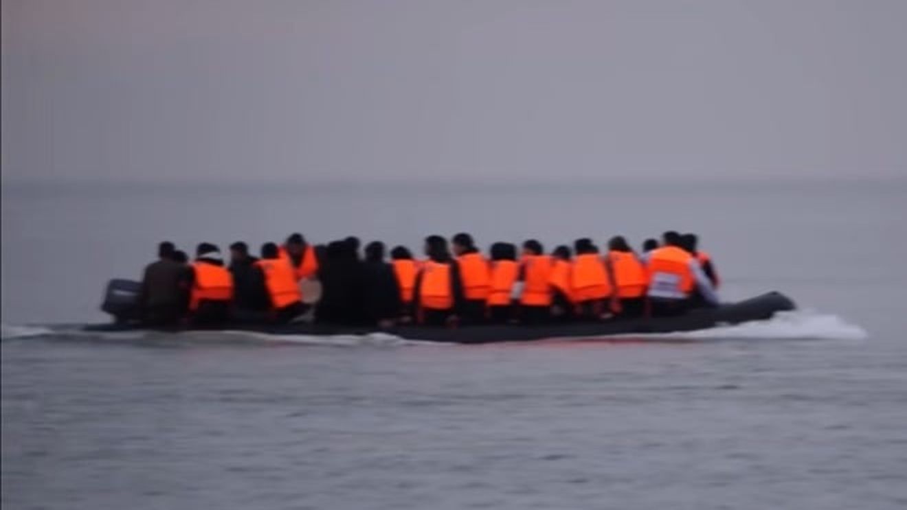 Mii de migranți au traversat Canalul Mânecii în ambarcațiuni mici după noul acord dintre Marea Britanie și Franța