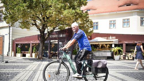 Un livrator din Sibiu de 56 de ani merge cu bicicleta din Asia, până în Africa / Anul trecut a parcurs peste 8.000 de km, vizitând toate județele țării și zece țări europene / ”România e foarte frumoasă, dar dacă ar fi și oamenii mai buni”