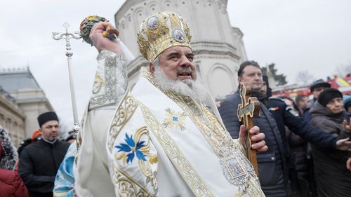 Sute de credincioși, la Patriarhie pentru slujba de Bobotează/ Oamenii trebuie să păstreze distanţa de 1,5 metri