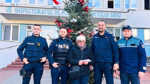Polițiștii din Sibiu au făcut chetă pentru a-i returna banii unei femei care a fost jefuită în piață / Ea fusese agresată și deposedată de poșetă de către cinci minori / ”Trăiască Poliția municipiului Sibiu!”