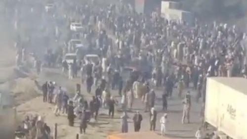 Puşcaşi marini ai SUA au tras asupra protestarilor care au asaltat consulatul din Karachi, în weekend, afirmă oficiali americani