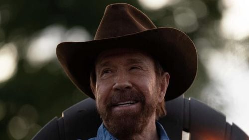 Chuck Norris revine după 11 ani/ Starul din "Walker, polițist texan" are 83 de ani și a filmat "Agent Recon", programat să fie lansat în 2024