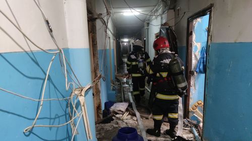 VIDEO Explozie puternică și incendiu într-o garsonieră din Constanța/ 25 de locuințe afectate, peste 90 de persoane evacuate, două victime au ajuns la spital cu arsuri