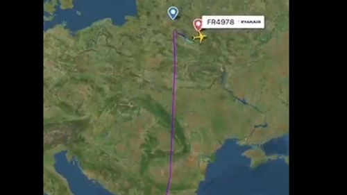 Mesajul autorităților din Belarus către echipajul zborului Ryanair: „Aveţi o bombă la bord” / Turnul de control a „recomandat” aterizarea la Minsk, unde a fost debarcat jurnalistul Roman Protasevici