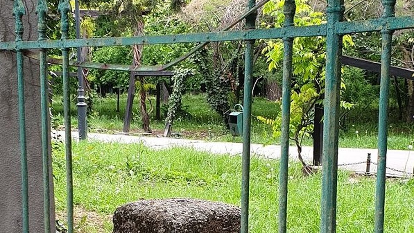 Nepăsarea autorităților față de cetățeni: parcul Cișmigiu stă cu gardul rupt de două săptămâni, în ciuda sesizărilor repetate