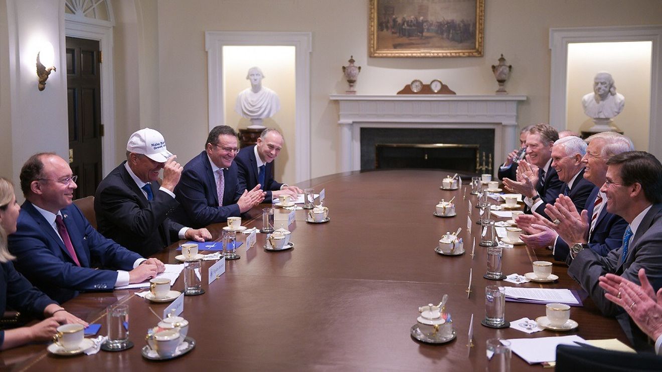 Trump i-a făcut cadou lui Iohannis o șapcă cu inscripția ”Make Romania great again”, adaptare a sloganului cu care a câștigat alegerile din SUA