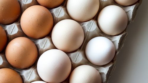 Consumul de ouă în perioada Sărbătorilor Pascale creşte cu aproximativ 50% faţă de o lună obişnuită, ceea ce înseamnă că un român mănâncă, în medie, aproximativ 30 ouă