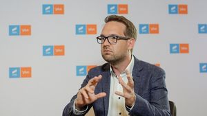 VIDEO INTERVIU Cine este neamțul născut și crescut în Germania care candidează la primăria Timișoarei / Dominic Fritz: Robu este un primar care a promis foarte multe și a făcut foarte puțin