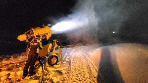 La Sinaia s-a început fabricarea zăpezii artificiale. ”Deocamdată nu putem spune cu certitudine când se va putea schia. Ne dorim la începutul lunii decembrie”