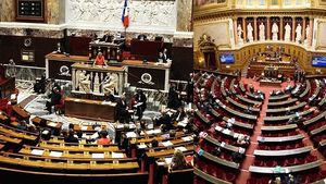 Franța: Varianta finală a proiectului legii pensiilor se întoarce la votul în plen în cele două camere. Comisia Mixtă Paritară Adunarea Națională - Senat (CMP) a confirmat majorarea vârstei de pensionare de la 62 la 64 de ani