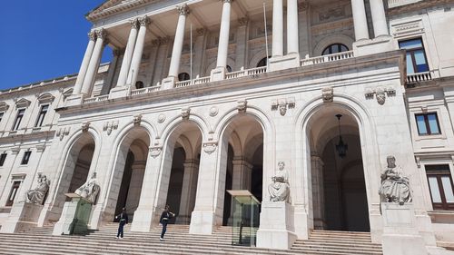 Portughezii merg la urne în alegeri anticipate, cu o mare probabilitate a repetării rezultatului indecis de anul trecut, cu extrema dreaptă pronosticată a deține în continuare balanța puterii
