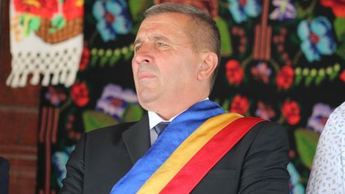 Primarul, viceprimarul și secretarul comunei Sânmihaiu de Câmpie din Bistrița, reținuți pentru turism electoral. Primarul Ioan Mate (PSD) a fost reales pe 9 iunie. Un vot costa 700 de lei