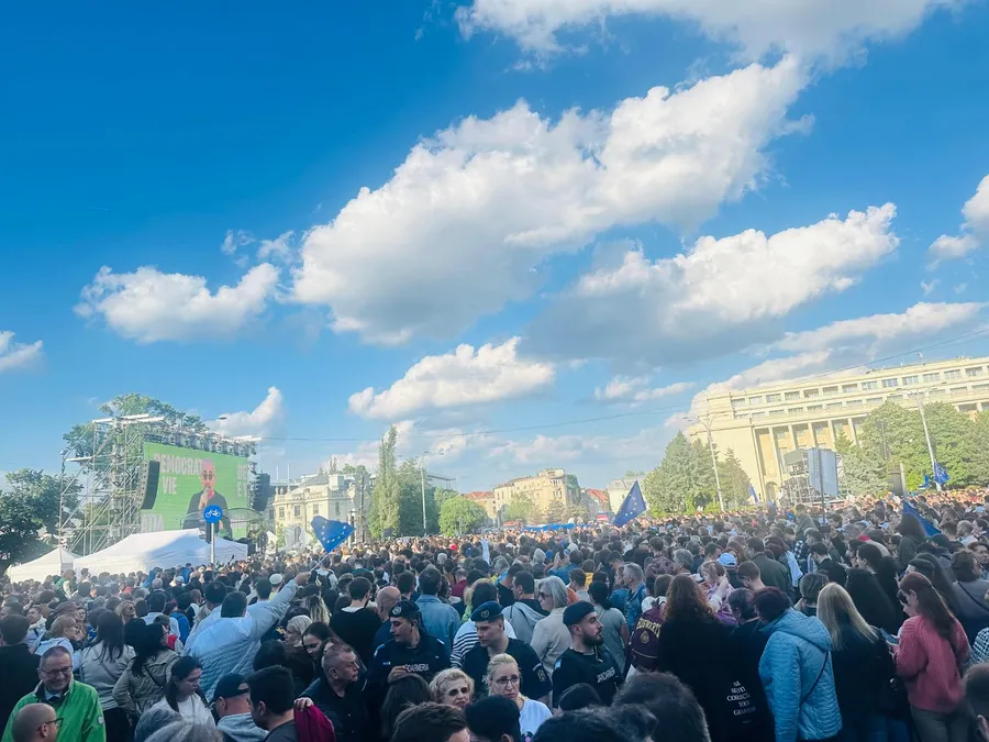 miting electoral nicusor dan in piata victoriei din bucuresti 11 mai 2025