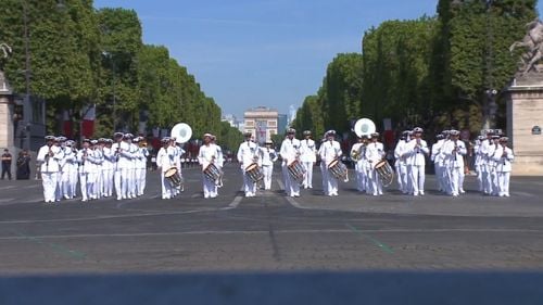 Emmanuel Macron a supervizat parada unei armate „gata de luptă” de Ziua Națională a Franței / Strategia naţională revizuită stipulează posibilitatea unui război în Europa până în 2030