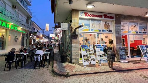 Afacerile de familie, care dau farmecul multor zone din Grecia, afectate de crize. Sute de proprietăți, scoase la vânzare pe piața internațională