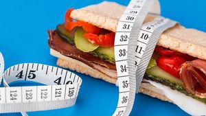 Dieta ketogenică: Un ghid detaliat pentru începători în keto / O dietă controversată care prezintă atât beneficii, cât și riscuri / Care sunt efectele secundare și cine ar trebui să evite dieta ketogenică?