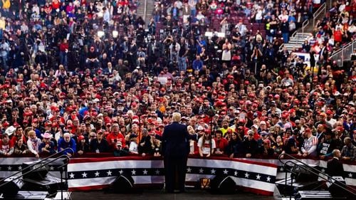 Cum sunt protejați Trump și congresmenii americani de coronavirus. De ce este criticat președintele