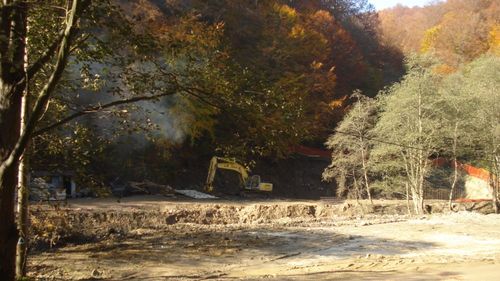 Autoritățile de Mediu din Hunedoara au deschis procedura pentru o nouă autorizaţie de mediu în cazul microhidrocentralei de pe râul Taia, din aria protejată Natura 2000 Grădiștea Muncelului Cioclovina, deși instanţa a declarat-o ilegală, iar Comisia Europeană a declanşat infringementul