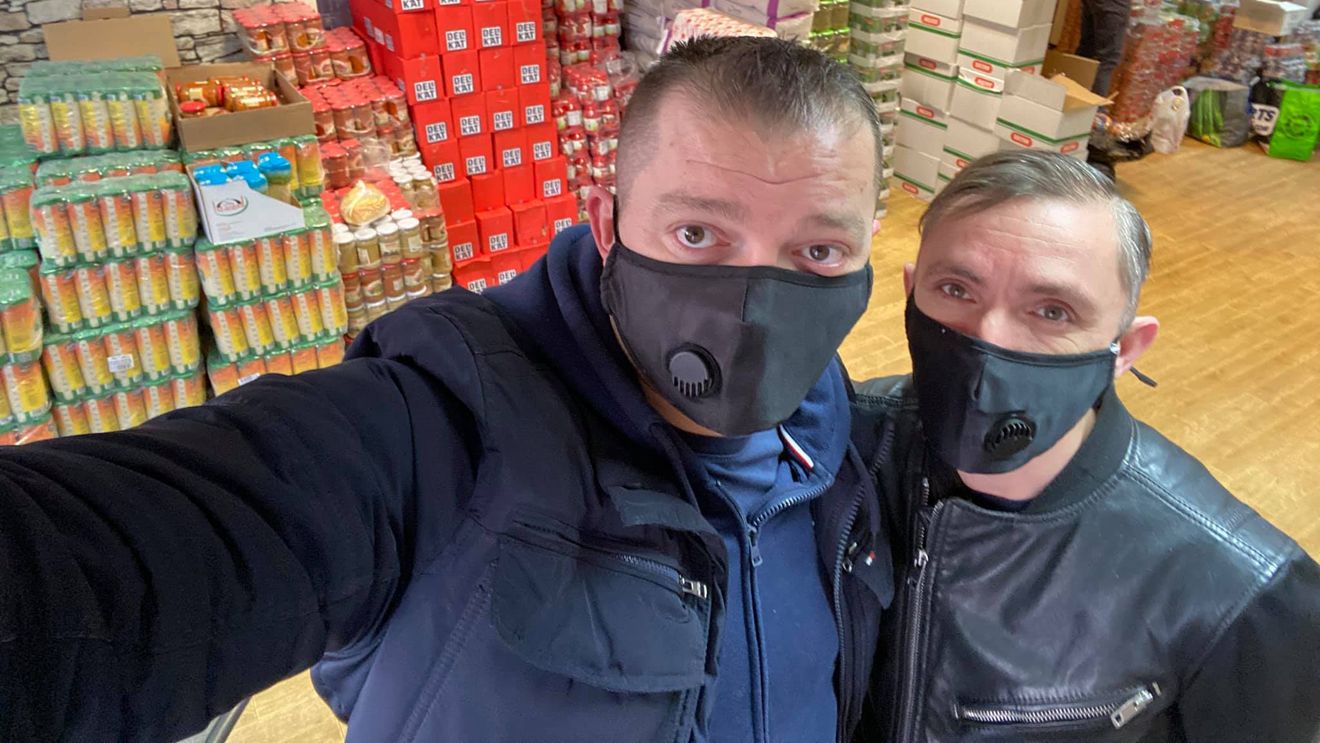 VIDEO Românii din Luton s-au mobilizat pentru a-i ajuta pe cei care au rămas fără venituri: mii de pachete cu alimente, împărțite nevoiașilor