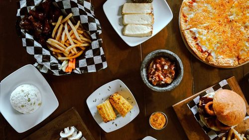 Românii aruncă anual 2,55 milioane de tone de mâncare, greutatea a 62.000 de avioane Boeing, 18.000 de balene sau 250 de turnuri Eiffel/ Un proiect de lege pentru înjumătățirea risipei până în 2030 a fost inițiat de deputata USR Diana Buzoianu