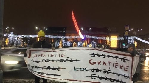 IMAGINEA ZILEI Tudor Chirilă în Piața Victoriei: Suntem și mai puțin azi, dar e ok