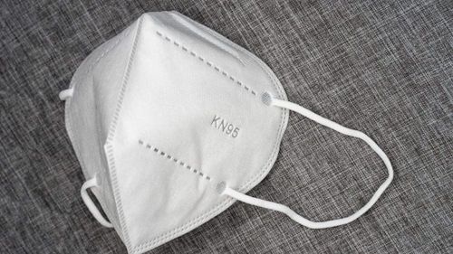 Specialiștii recomandă folosirea unor măști de protecție de calitate superioară pentru a ne proteja de noile variante mai contagioase ale coronavirusului. O soluție poate fi și purtarea a două măști în același timp