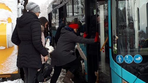 FOTO VIDEO Cum arată trotuarele din București după prima ninsoare din sezon