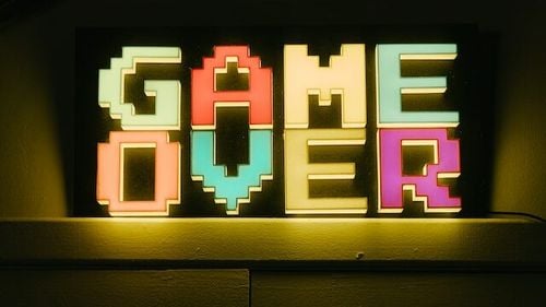 Salvați Copiii cere Parlamentului să interzică orice formă de publicitate a jocurilor de noroc, inclusiv online / Proiectele care limitează flagelul jocurilor de noroc, blocate de majoritatea PSD-PNL