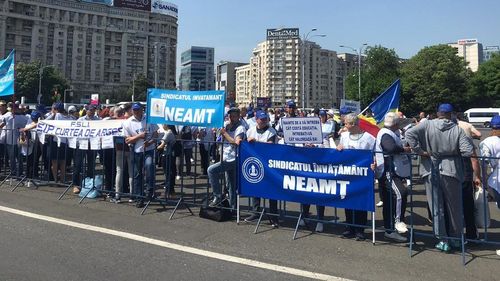 Aproape 1000 de profesori membri în sindicatele din Educație protestează, miercuri, în fața sediului Guvernului