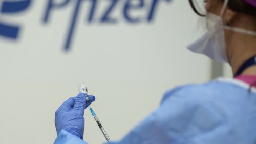 Propunere POT: Românii vaccinați cu Pfizer, care nu mai pot munci, să primească despăgubiri de 1.200 euro pe lună până la pensie