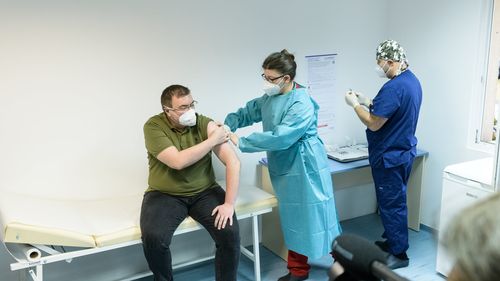 Un certificat fals de vaccinare în Bulgaria costă puțin peste 200 de euro/ Rețea de falsificatori intermediată de un parlamentar, dezvăluită de o investigație de presă