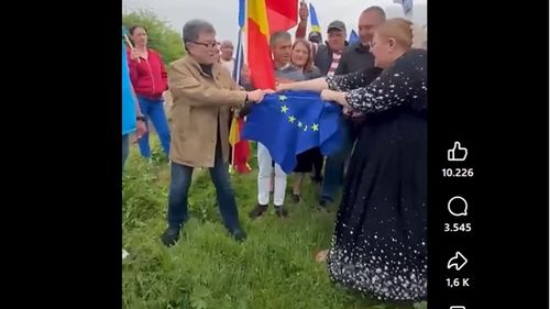 VIDEO Pro-rusa Șoșoacă, al cărei partid extremist SOS a votat împotriva guvernului pro-european, a rupt steagul UE de Ziua Europei / Înainte, fusese la Ambasada Rusiei pentru a sărbători Ziua Victoriei sovieticilor