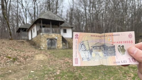Casa de pe bancnota de 10 lei: construită ca adăpost împotriva invaziilor otomane / „A fost prima casă adusă de mine aici”
